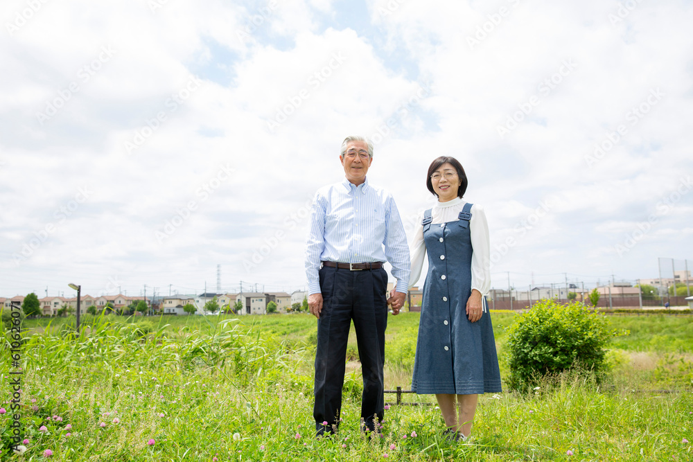 上品な日本人ミドル夫婦の全身写真