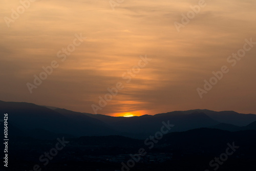 Atardecer con el sol escondiéndose entre las montañas © Salvador Signes 