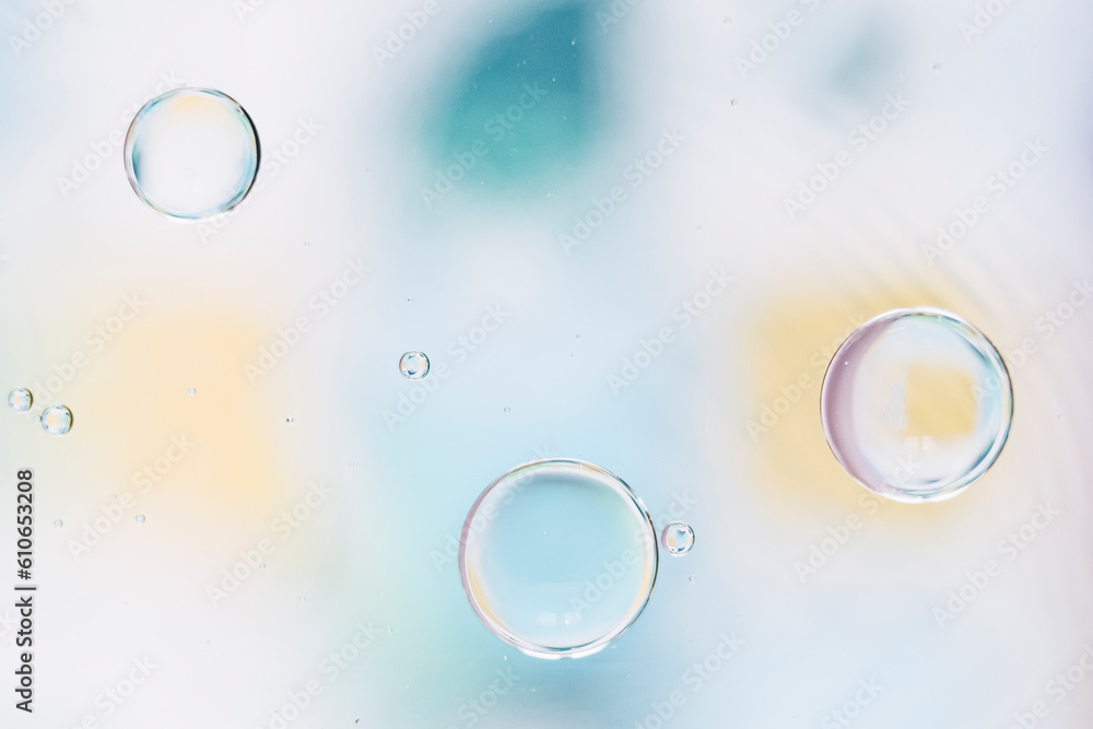 Arrière plan abstrait bulles - Huile dans de l'eau sur un fond flou multicolore