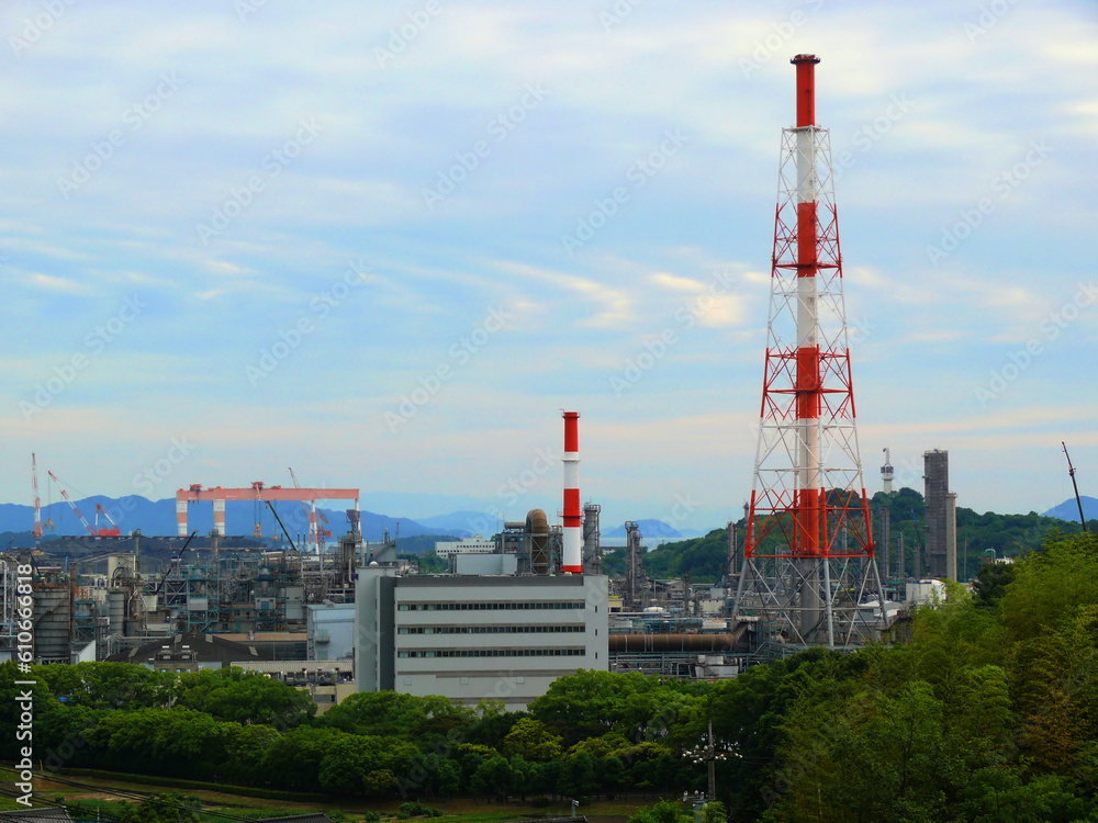 水島工業地帯。
煙突のある風景。
背景は瀬戸内海。