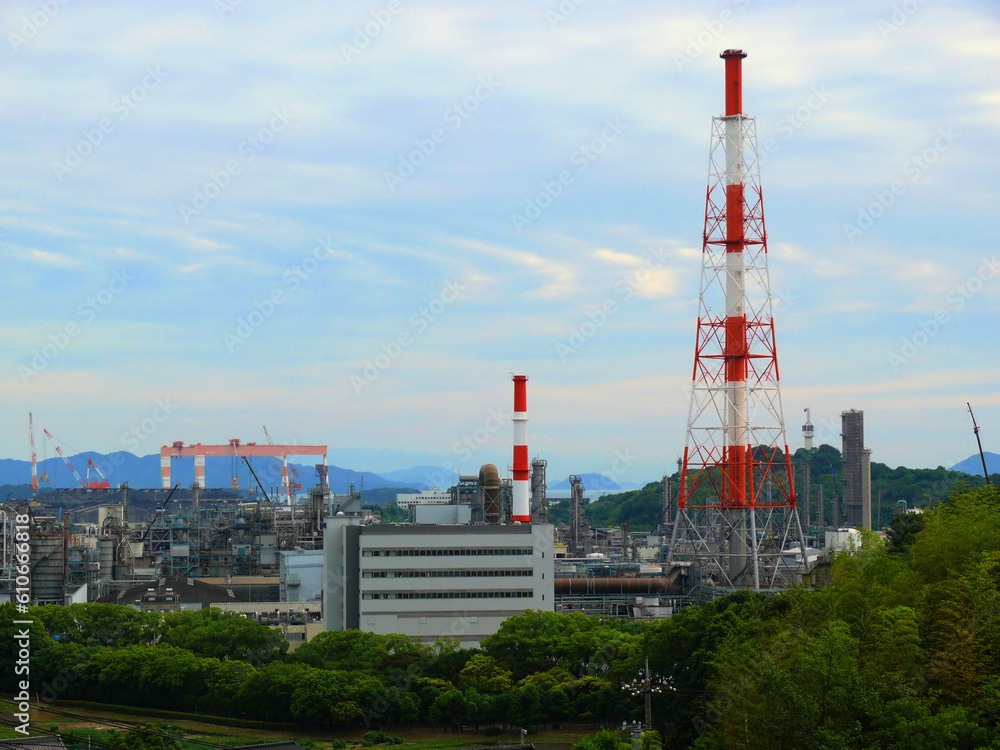 水島工業地帯。
煙突のある風景。
背景は瀬戸内海。 水島工業地帯。
煙突のある風景。
背景は瀬戸内海。