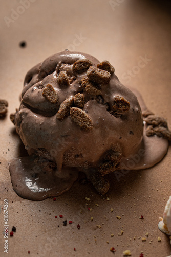 una bolda helado de chocolate sobre un fondo rustico con espacio para copy de una heladeria photo