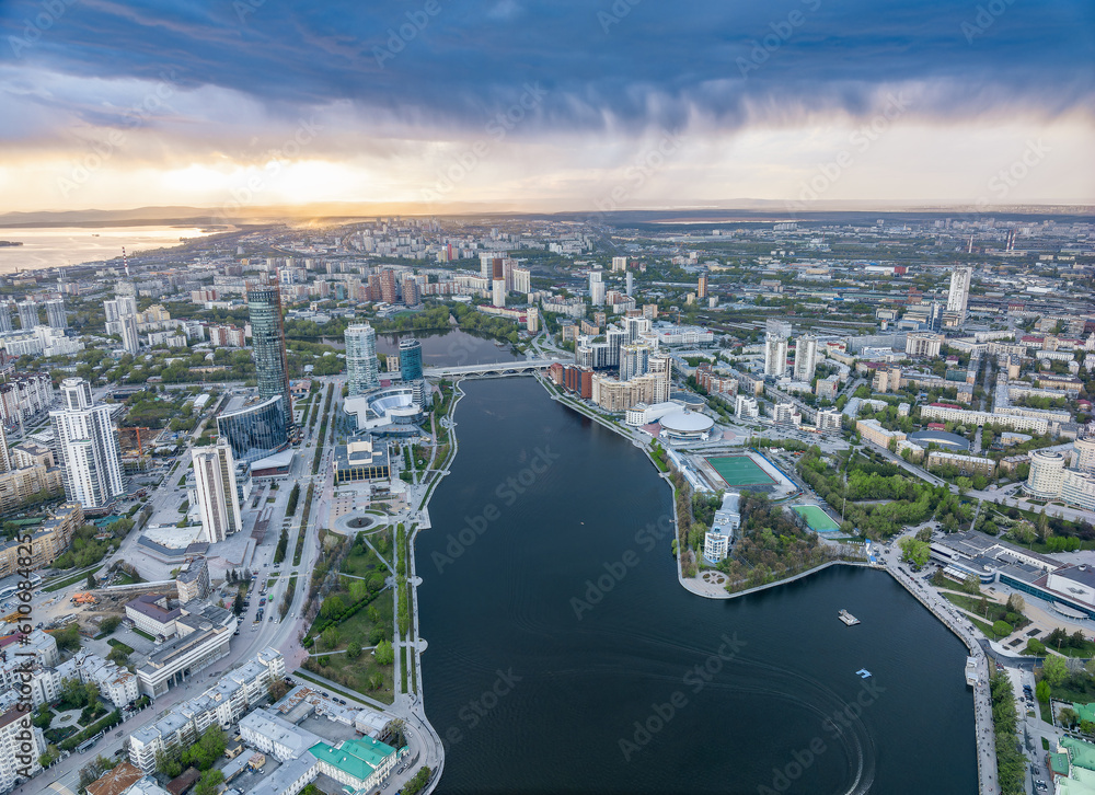 Obraz premium Yekaterinburg city and pond aerial panoramic view at summer sunset.
