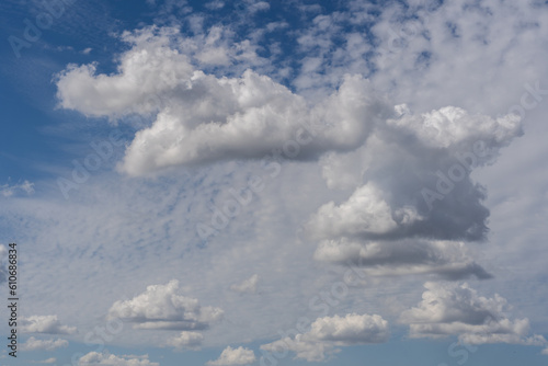 Fototapeta Naklejka Na Ścianę i Meble -  Różne rodzaje chmur na niebie o różnej porze dnia