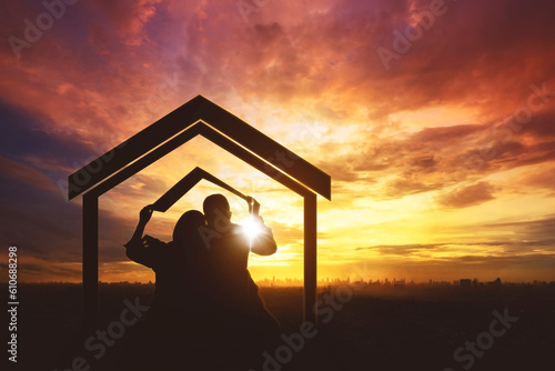 Canvas Print Silhouette of happy couple making home with dramatic sunset