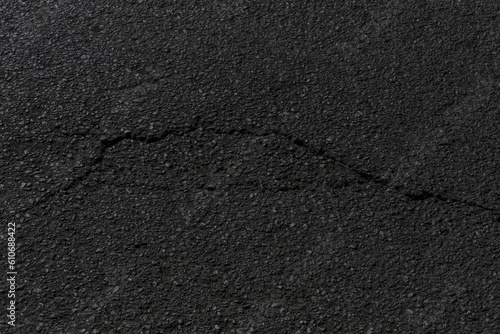 Fissures sur asphalte 