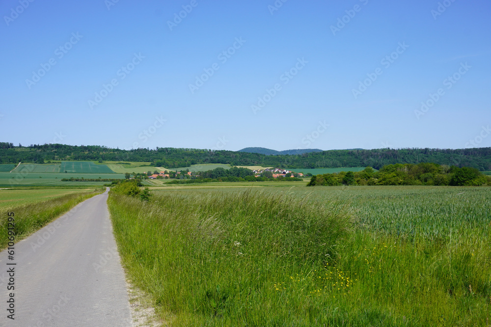 Blick über die Felder auf das Dorf Hoyershausen in Niedersachsen