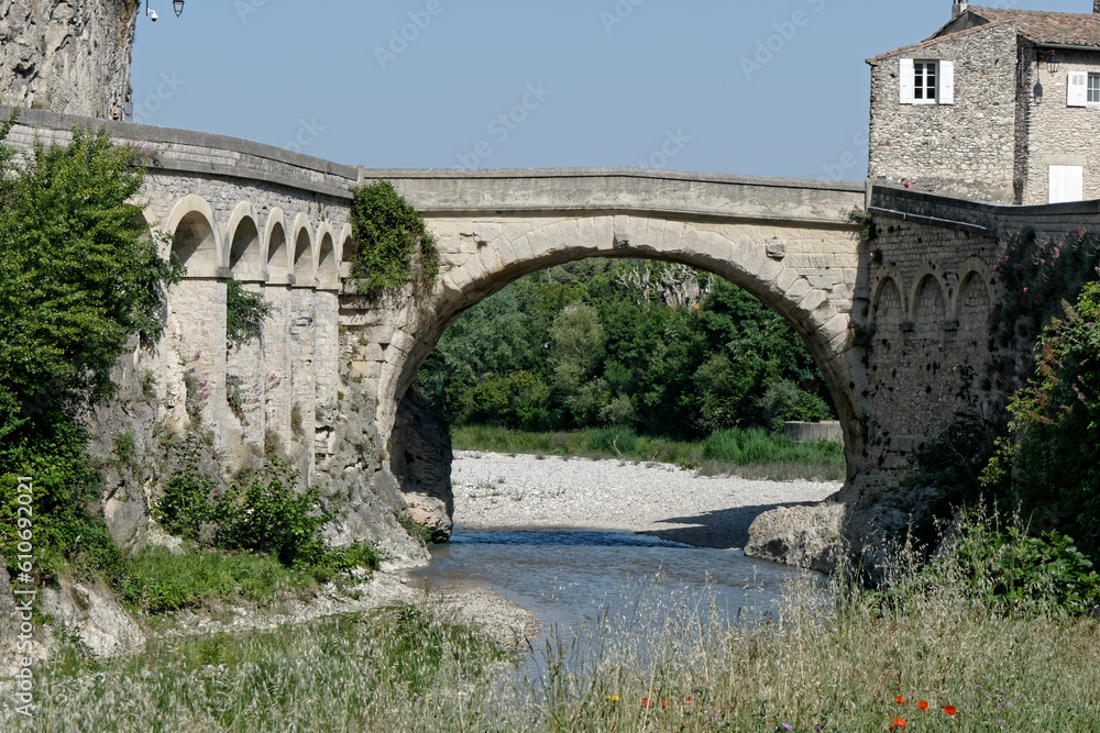 Pont Romain de Vaison-la-Romaine dans le Vaucluse - France