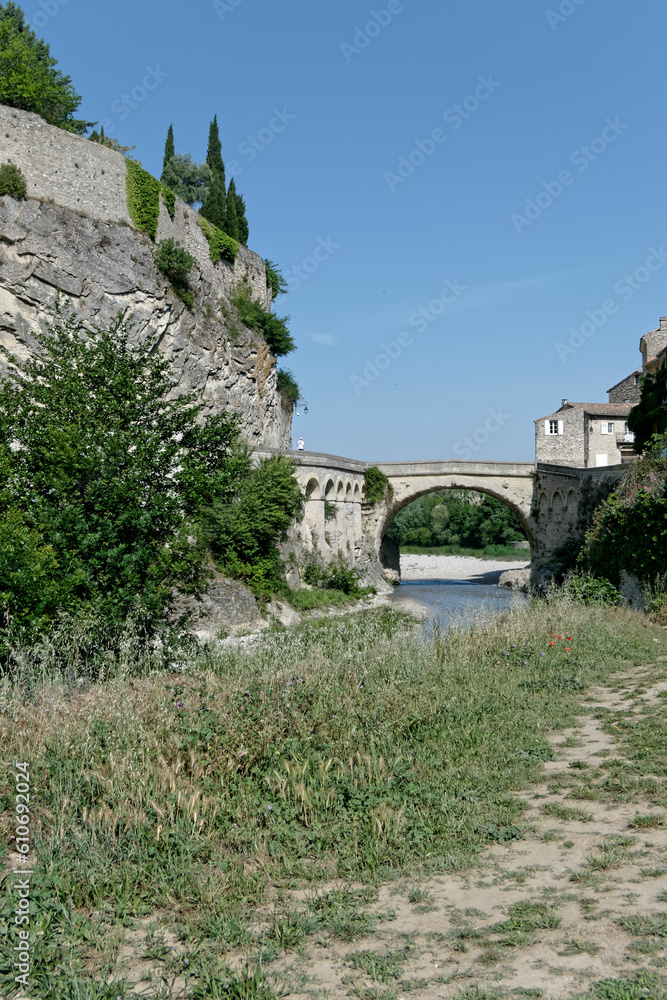 Vieux de 2000 ans, le Pont Romain de Vaison-la-Romaine - Vaucluse- France