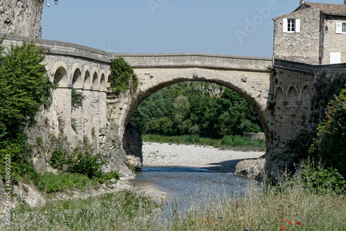 Pont Romain de Vaison-la-Romaine dans le Vaucluse - France
