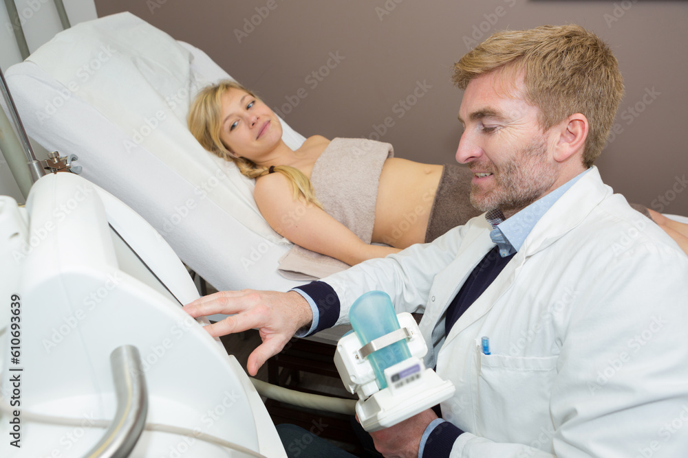 Obraz premium gynecologist examining a patient