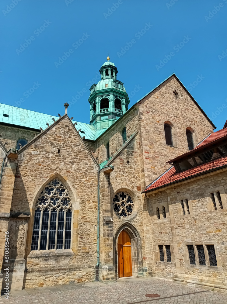 Teilansicht des berühmten Doms in Hildesheim
