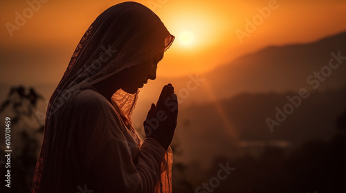 mulher em oração em por do sol, fé cristã 