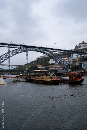 Explora la esencia de Oporto: sus callejones empedrados, icónicos puentes y emblemáticos azulejos. Una ciudad que te robará el corazón. © Beatriz