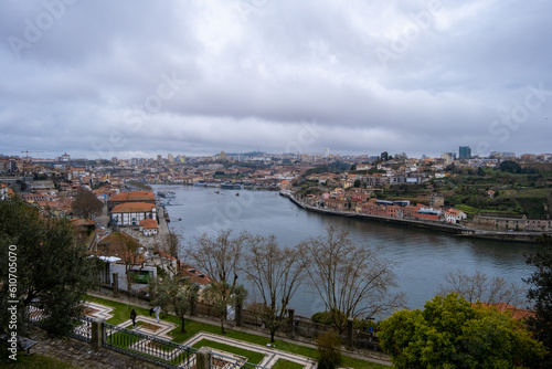  Explora la esencia de Oporto: sus callejones empedrados, icónicos puentes y emblemáticos azulejos. Una ciudad que te robará el corazón.