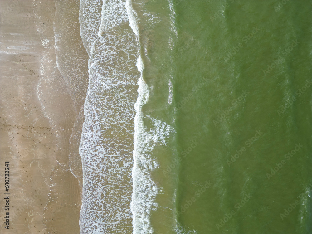 Drohnenfoto Wellen des Atlantik am Strand von Deauville, Normandie, Frankreich Drohnenfoto Wellen des Atlantik am Strand von Deauville, Normandie, Frankreich
