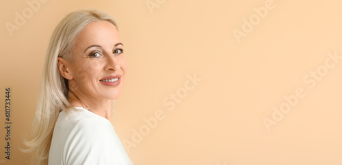 Attractive mature blonde wo...