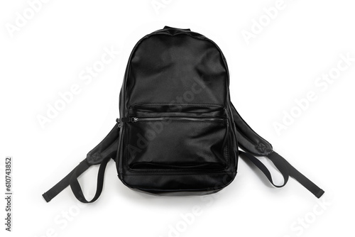 Mockup mochila básica negra de cuero, fondo blanco.