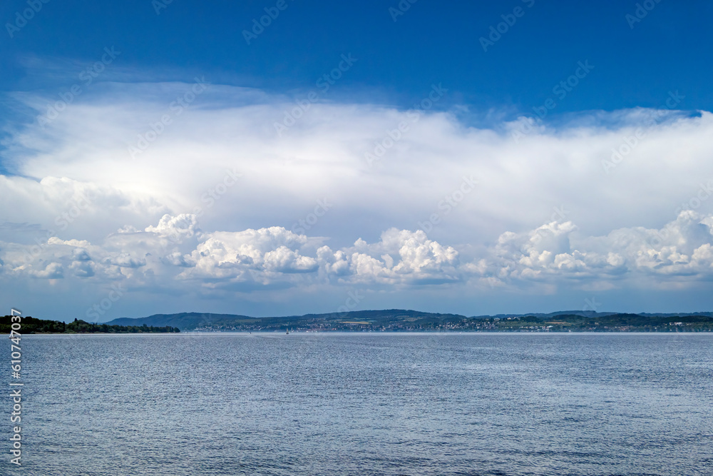Wolkiger Himmel über dem Bodensee, Baden-Württemberg, Deutschland Wolkiger Himmel über dem Bodensee, Baden-Württemberg, Deutschland