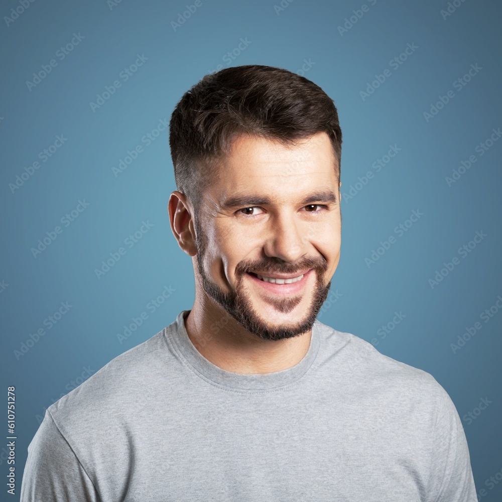 Obraz premium Happy and carefree young man posing in the studio