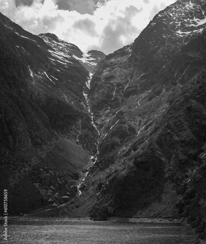 Panorama noir et blanc vertical d'une cascade dans l'étang de Soulcem