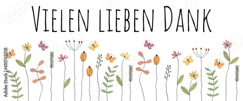 Vielen lieben Dank - Schriftzug in deutscher Sprache. Danksagungskarte mit liebevoll gezeichneten Blumen und Schmetterlingen.