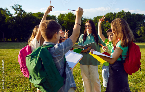 Foto Happy school children having biology class outside