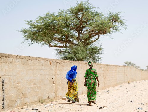 Dos mujeres caminando de espaldas con atuendo tradicional africano en SENEGAL.