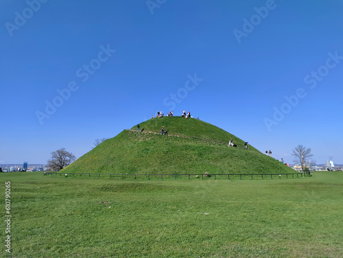 Cuadro en lienzo Green artificial hill located in Krakow, Poland