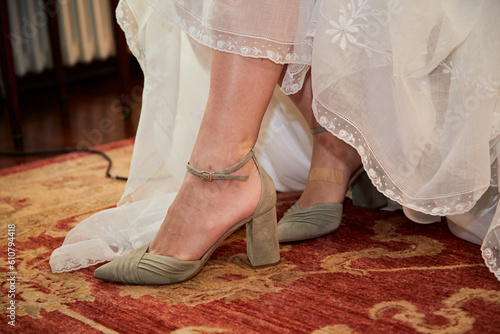 novia, calzar, tacones, zapatos, cuerpo, boda, ceremonia, par, dos, pies