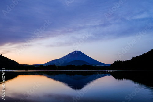 夜明け前の精進湖・富士山