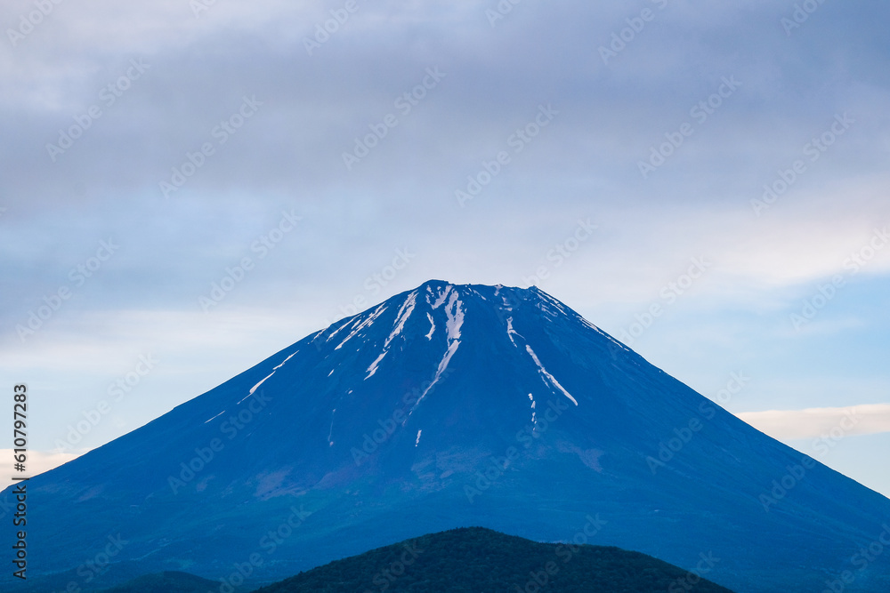 夜明け前の精進湖・富士山