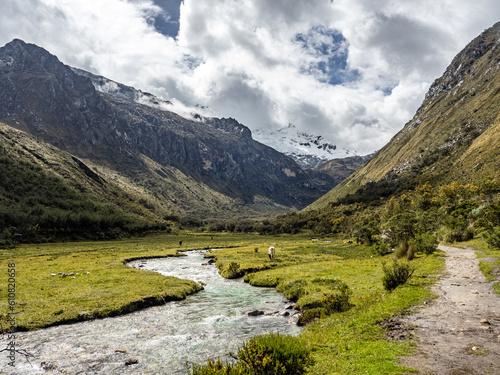 Camino a la Laguna 69 en el Parque Nacional Huascarán, en la Cordillera Blanca, Huaraz, Ancash, Peru