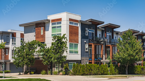 Fotografia New Modern Apartment Buildings in Vancouver BC