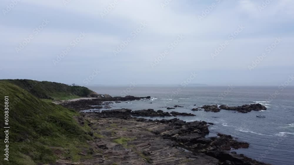 島の先端に向かって岩場の上を進む映像。 島の先端に向かって岩場の上を進む映像。