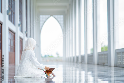 Canvas Print The image of an Asian Muslim woman in the Islamic religion in hijab in white color