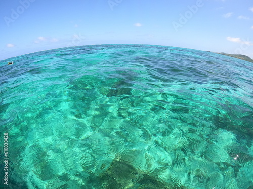 沖縄の青い海と青い空 