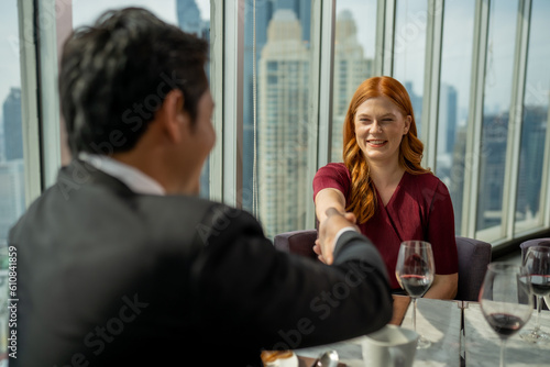 Drinking parties, groups of Asian and foreign friends to celebrate a successful party.