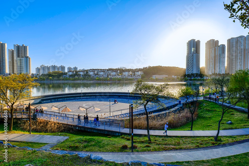 Φωτογραφία view of downtown city skyline with lake