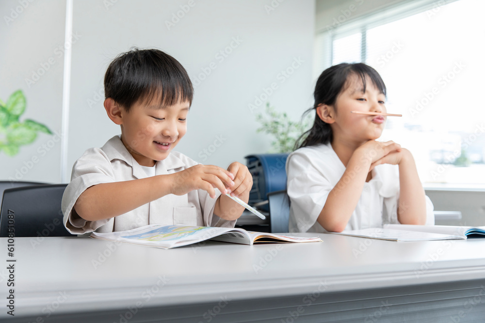鉛筆で遊ぶ子ども child playing with a pencil 鉛筆で遊ぶ子ども child playing with a pencil