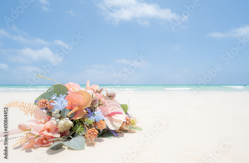 青空の下海辺の砂浜に置かれたブーケ2