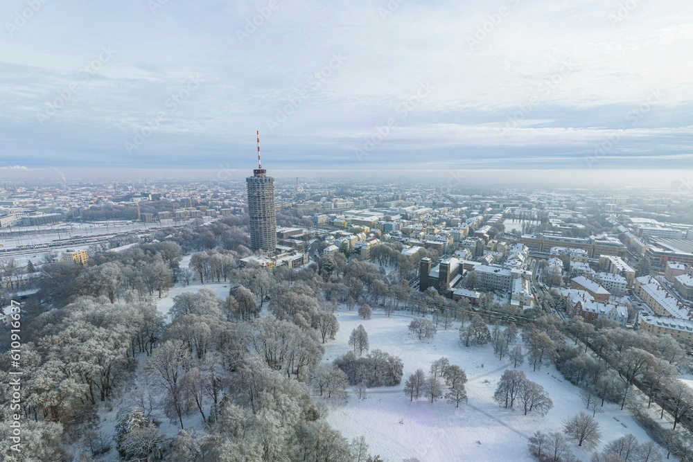 Winter im Wittelsbacher Park am Hotelturm in Augsburg
