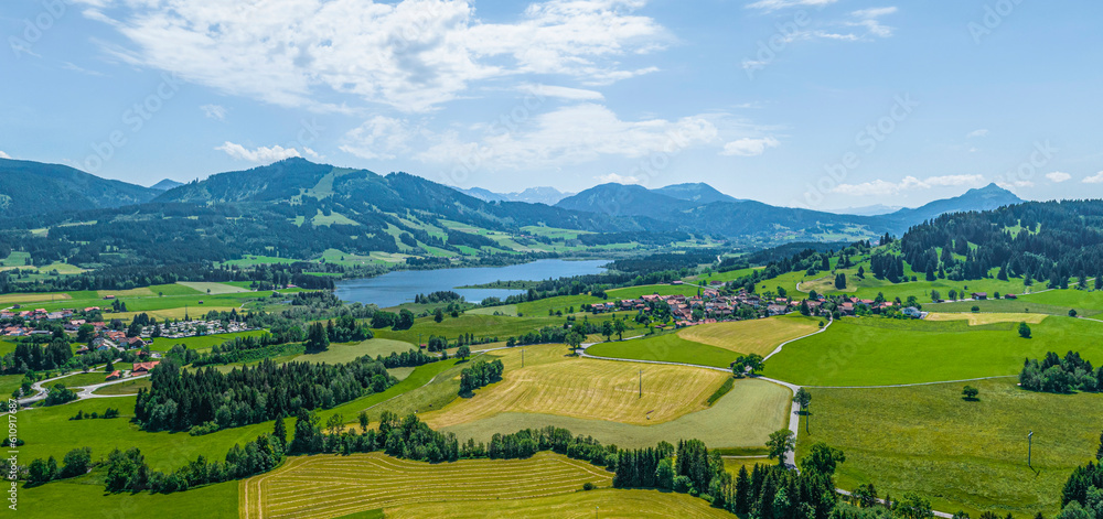 Fototapeta premium Ausblick auf die Region Oy-Mittelberg im Allgäu, Blick nach Faistenoy und zum Grüntensee
