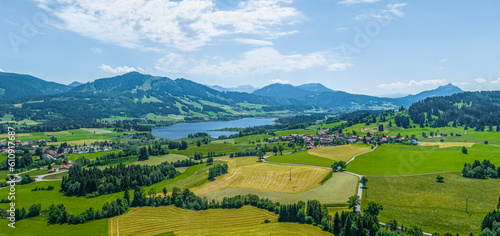 Ausblick auf die Region Oy-Mittelberg im Allgäu, Blick nach Faistenoy und zum Grüntensee
 photo