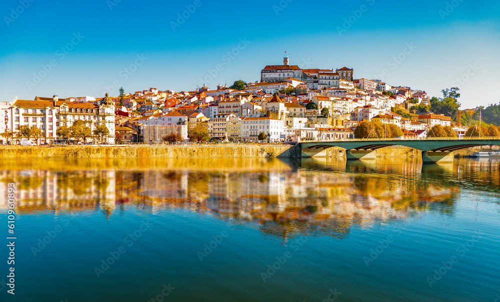 Vista panorâmica da cidade de Coimbra e reflexo da paisagem urbana no Rio Mondego. Universidade de Coimbra.