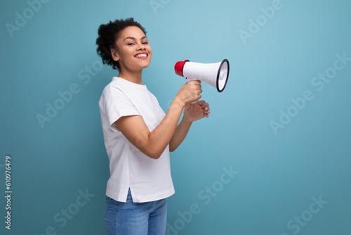 Φωτογραφία young pretty hispanic business music lover woman in a white t-shirt reports impo
