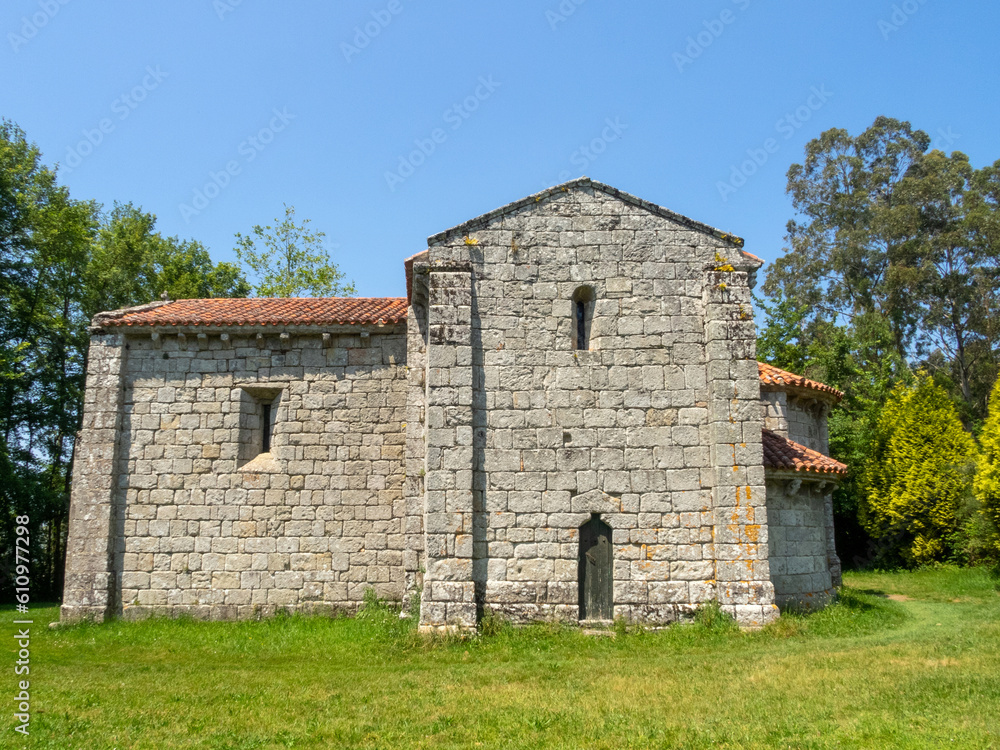 Iglesia románica de san Miguel de Breamo (siglos XII-XIII). Pontedeume, A Coruña, España.