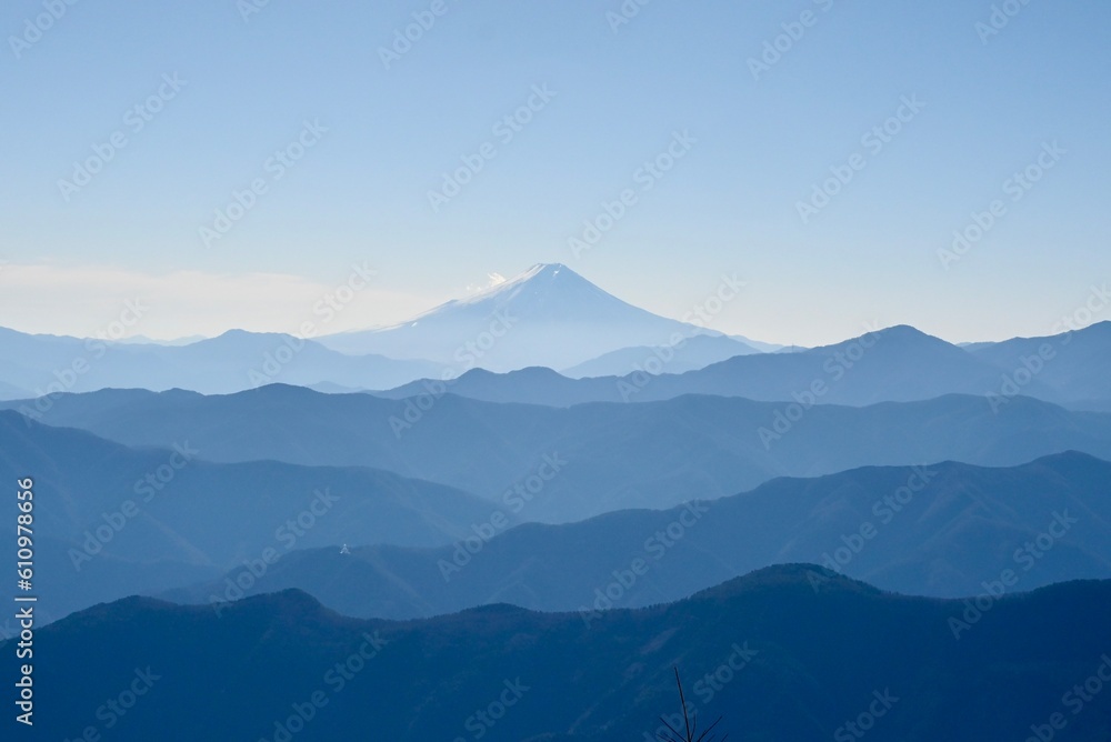 富士と山々