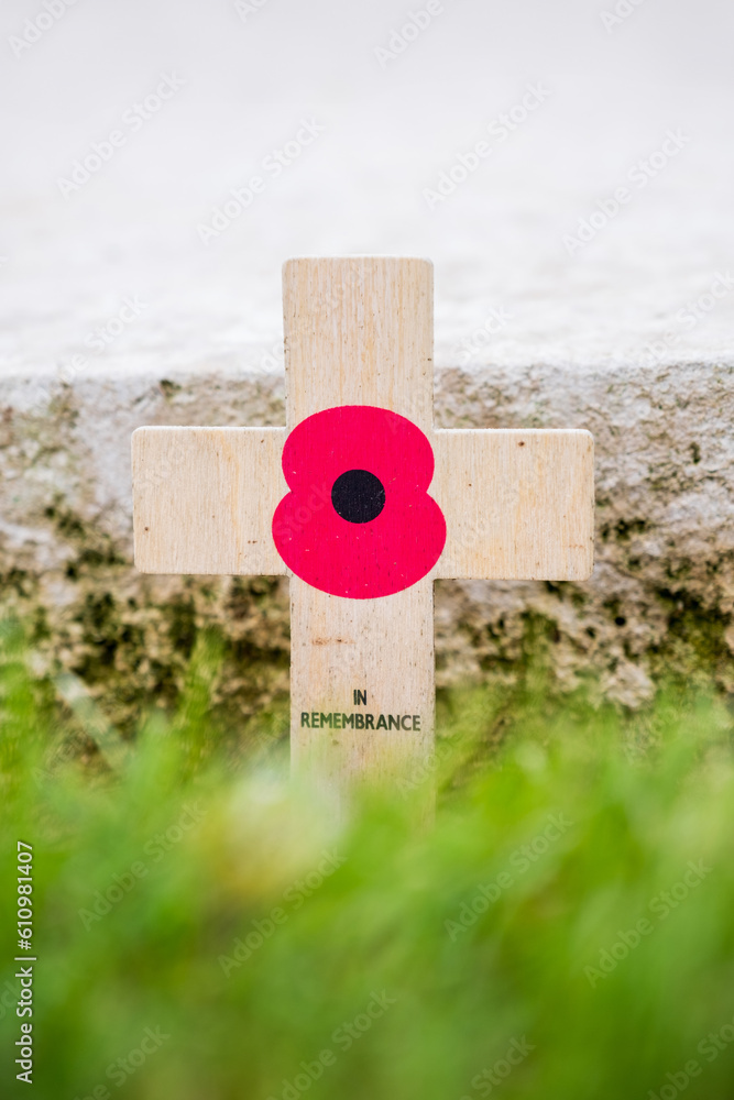 Une croix en souvenirs des soldats anglais de la seconde guerre mondiale - obrazy, fototapety, plakaty 