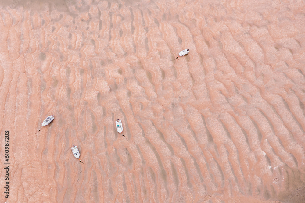Des petits bateaux de plaisance échoués sur un banc de sable à marée basse en normandie - obrazy, fototapety, plakaty 